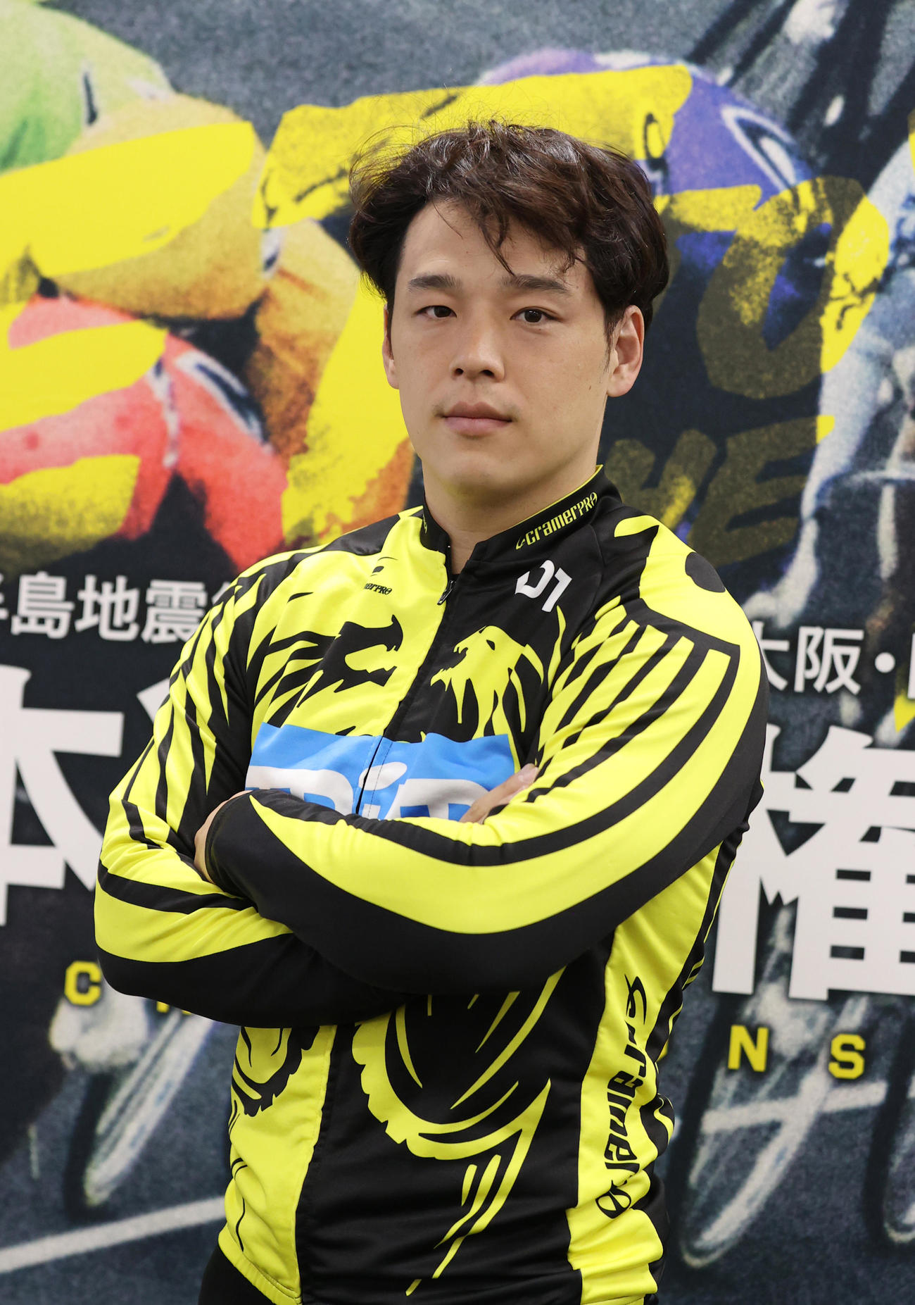 ゴールデンレーサー賞に向けポーズを決める三谷竜生（撮影・柴田隆二）