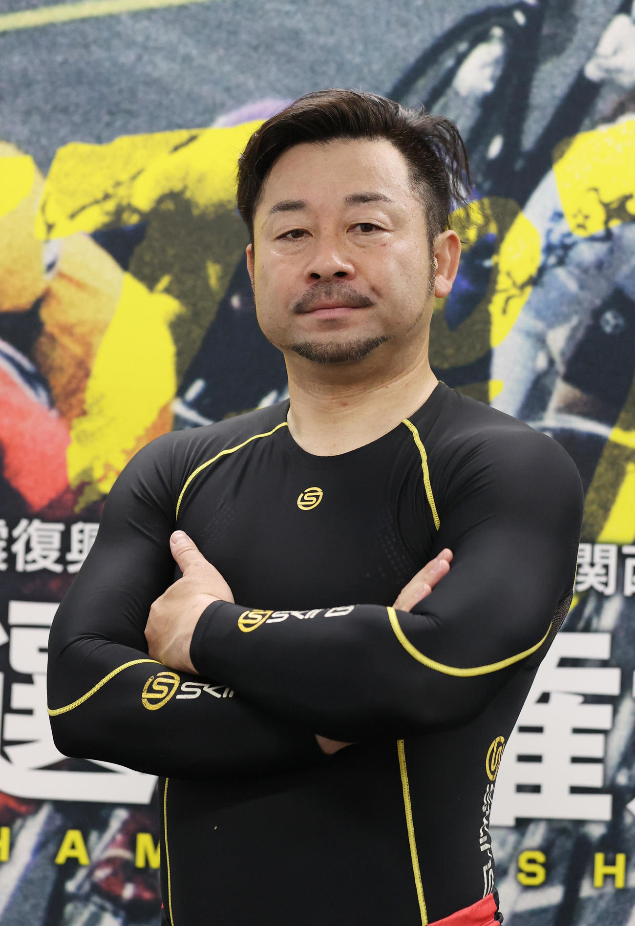 ポーズを決める山崎芳仁（撮影・柴田隆二）