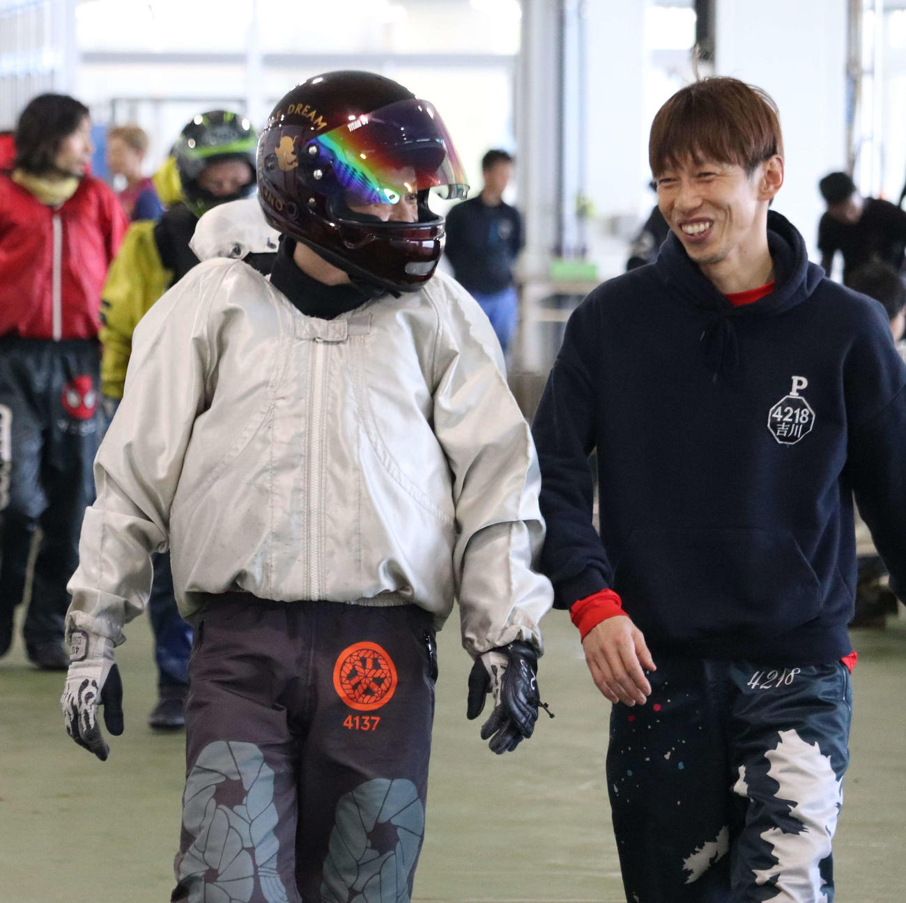 通算1500勝を達成した直後の君島秀三（左。右は吉川喜継）