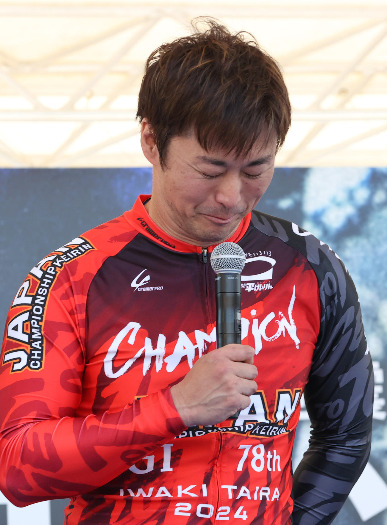 日本選手権を制して表彰式で涙ぐむ平原康多（撮影・柴田隆二）