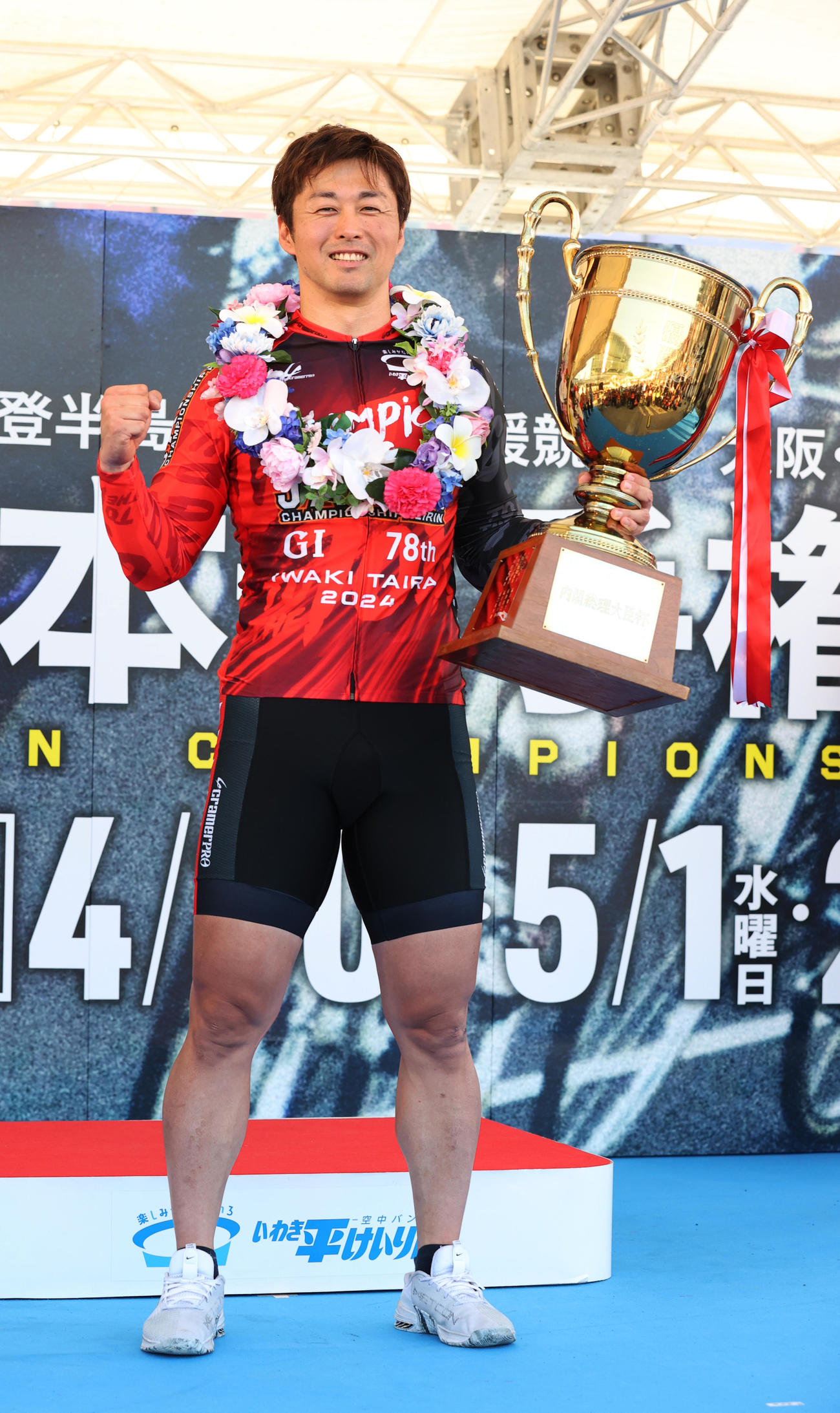 日本選手権を制して優勝杯を手に笑顔の平原康多（撮影・柴田隆二）