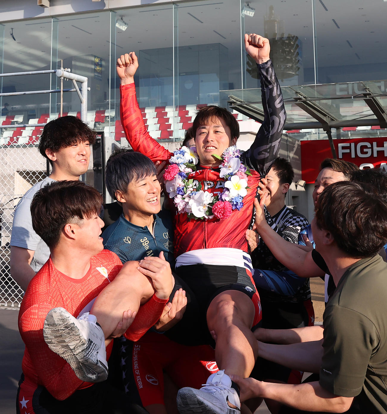 日本選手権を制して胴上げされる平原康多（撮影・柴田隆二）