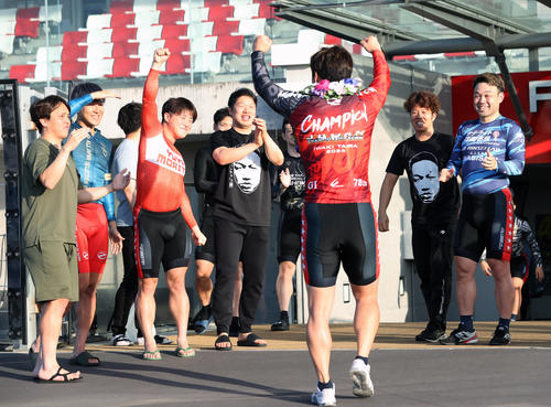 日本選手権を制して仲間から祝福されガッツポーズする平原康多（撮影・柴田隆二）