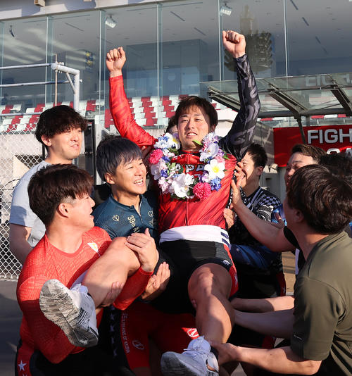 日本選手権を制して胴上げされる平原康多（撮影・柴田隆二）