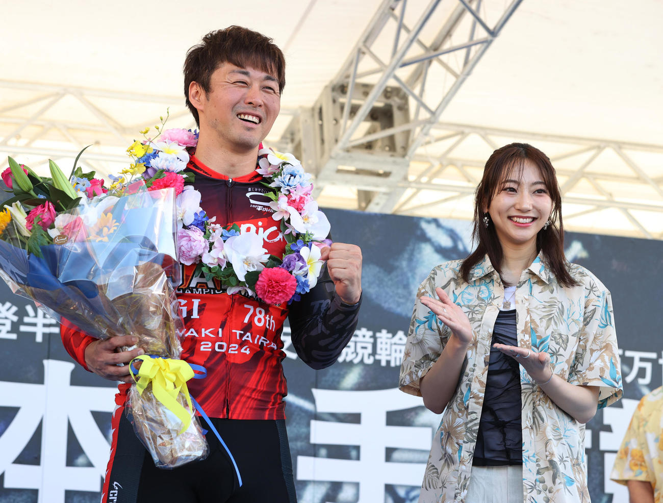 日本選手権に優勝した平原康多は武田玲奈から花束を贈られた（撮影・柴田隆二）