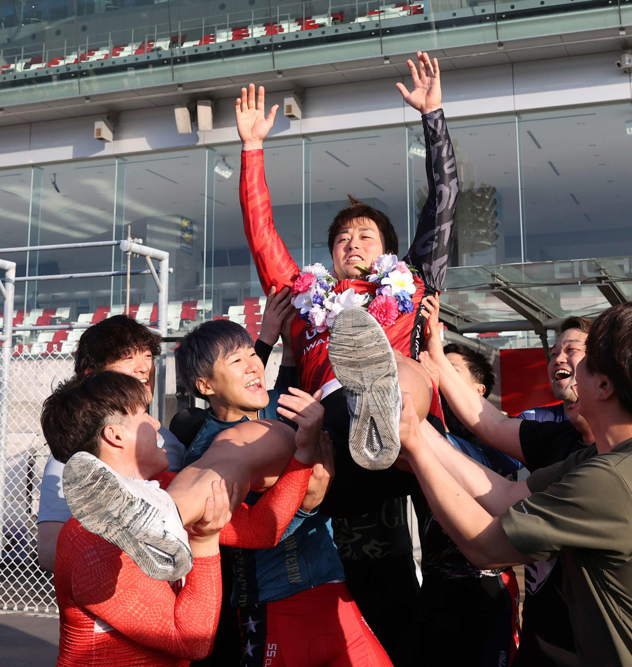 日本選手権に優勝した平原康多は仲間から胴上げされる（撮影・柴田隆二）