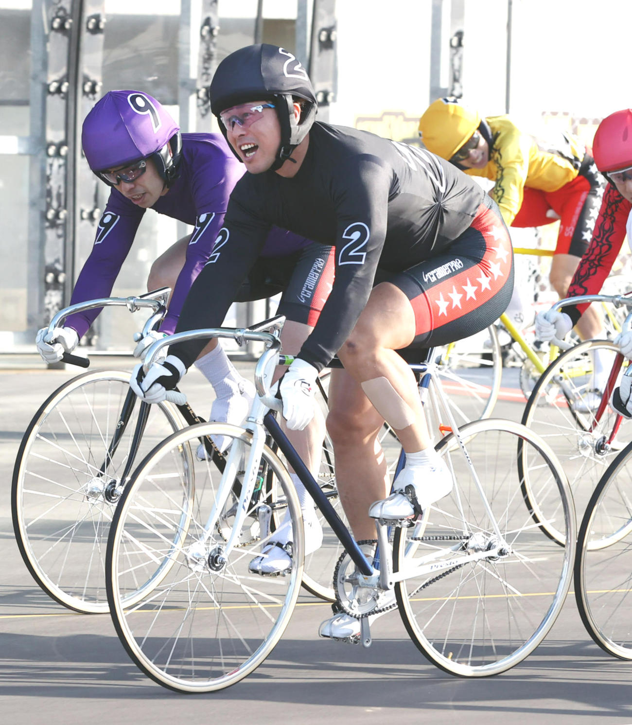 日本選手権・決勝のゴールを1着で駆け抜けた平原康多（中央）（撮影・柴田隆二）