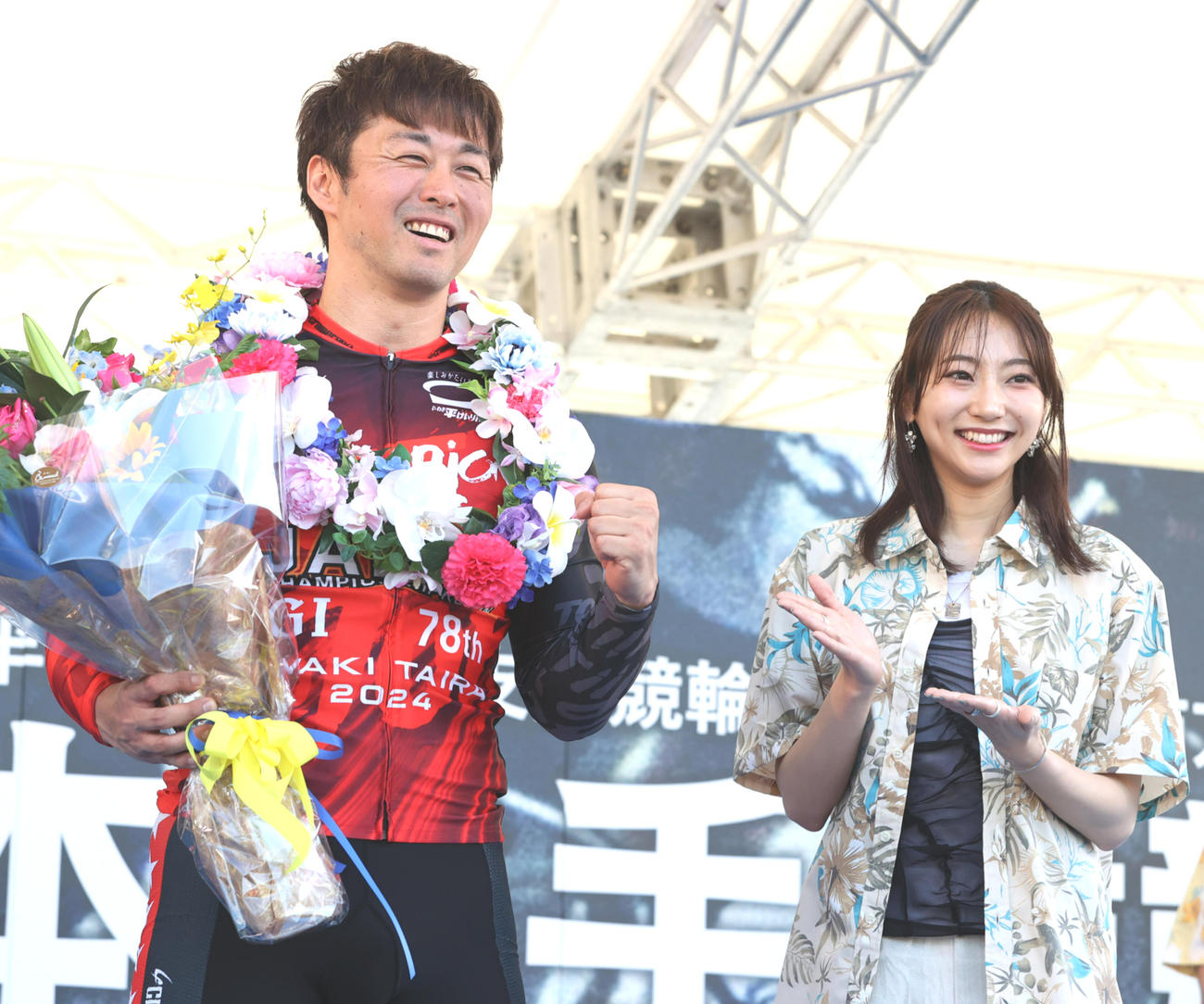 日本選手権を制して武田玲奈（右）から花束を贈られる平原康多（撮影・柴田隆二）