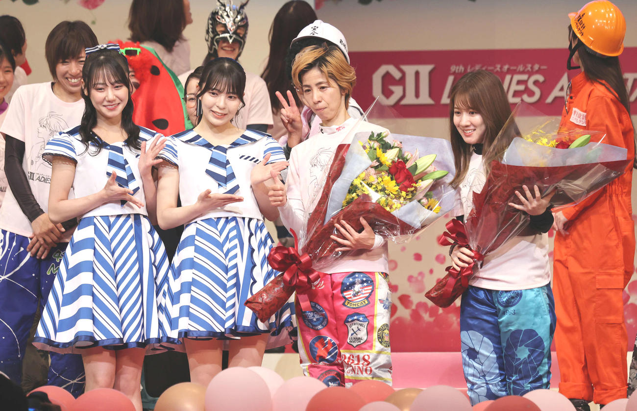 オープニングセレモニーでSTU48から花束を受け取った海野ゆかりと実森美祐（撮影・加藤孝規）