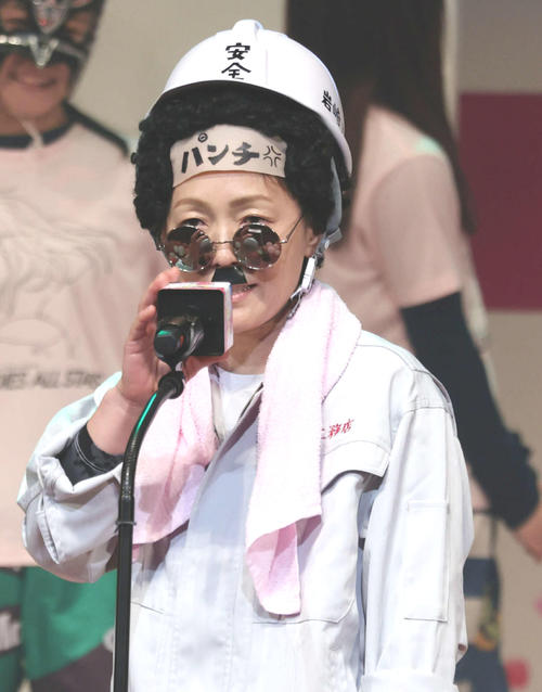 レディースオールスターのオープニングセレモニーに登場した岩崎芳美（撮影・加藤孝規）