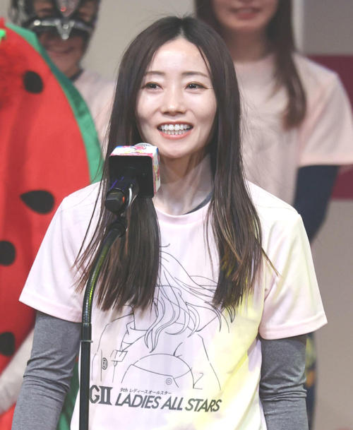 レディースオールスターのオープニングセレモニーであいさつする浜田亜里沙（撮影・加藤孝規）