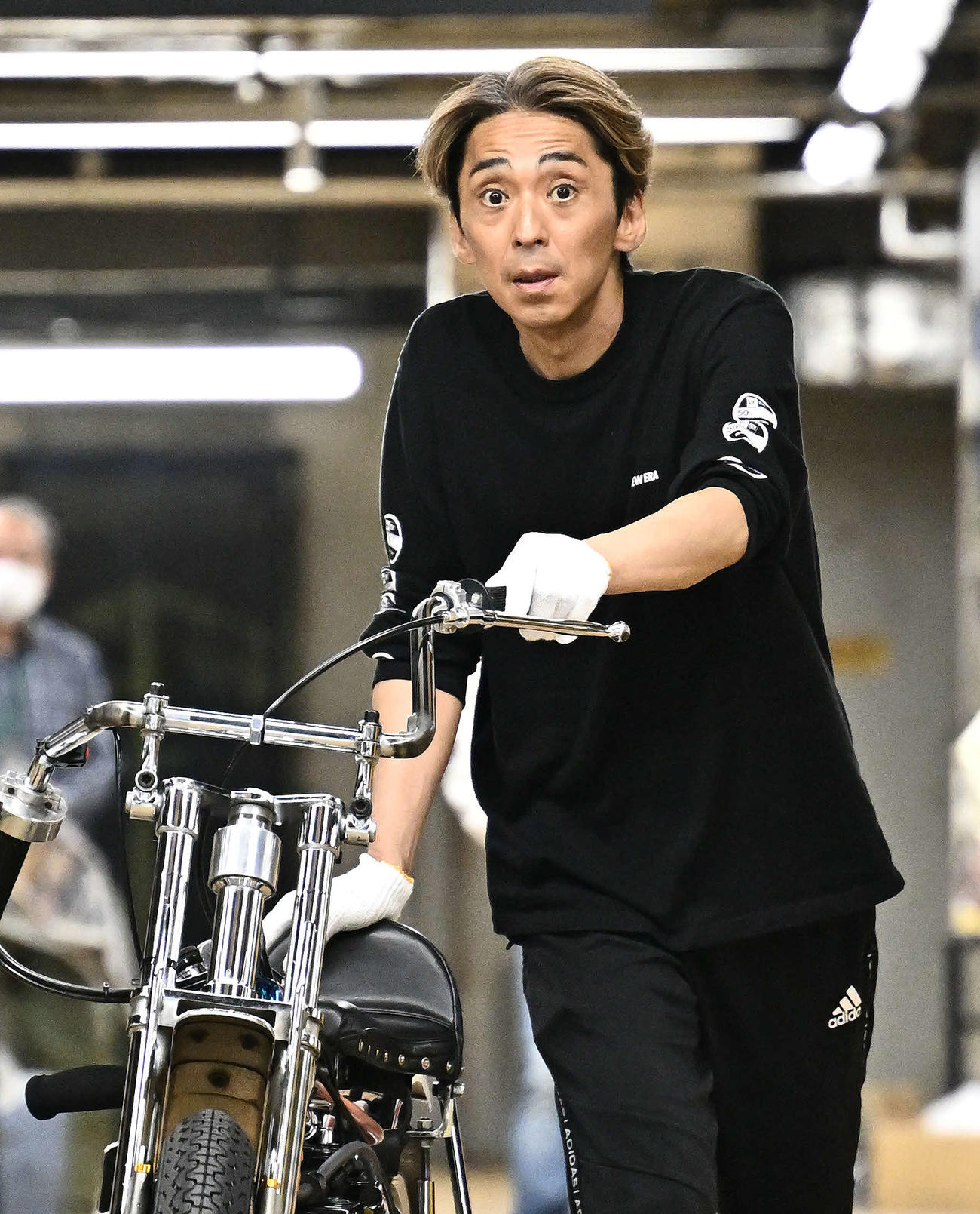 検車に向かう森（撮影・滝沢徹郎）