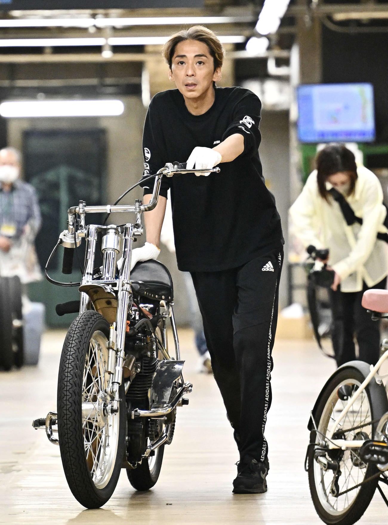 検車に向かう森（撮影・滝沢徹郎）
