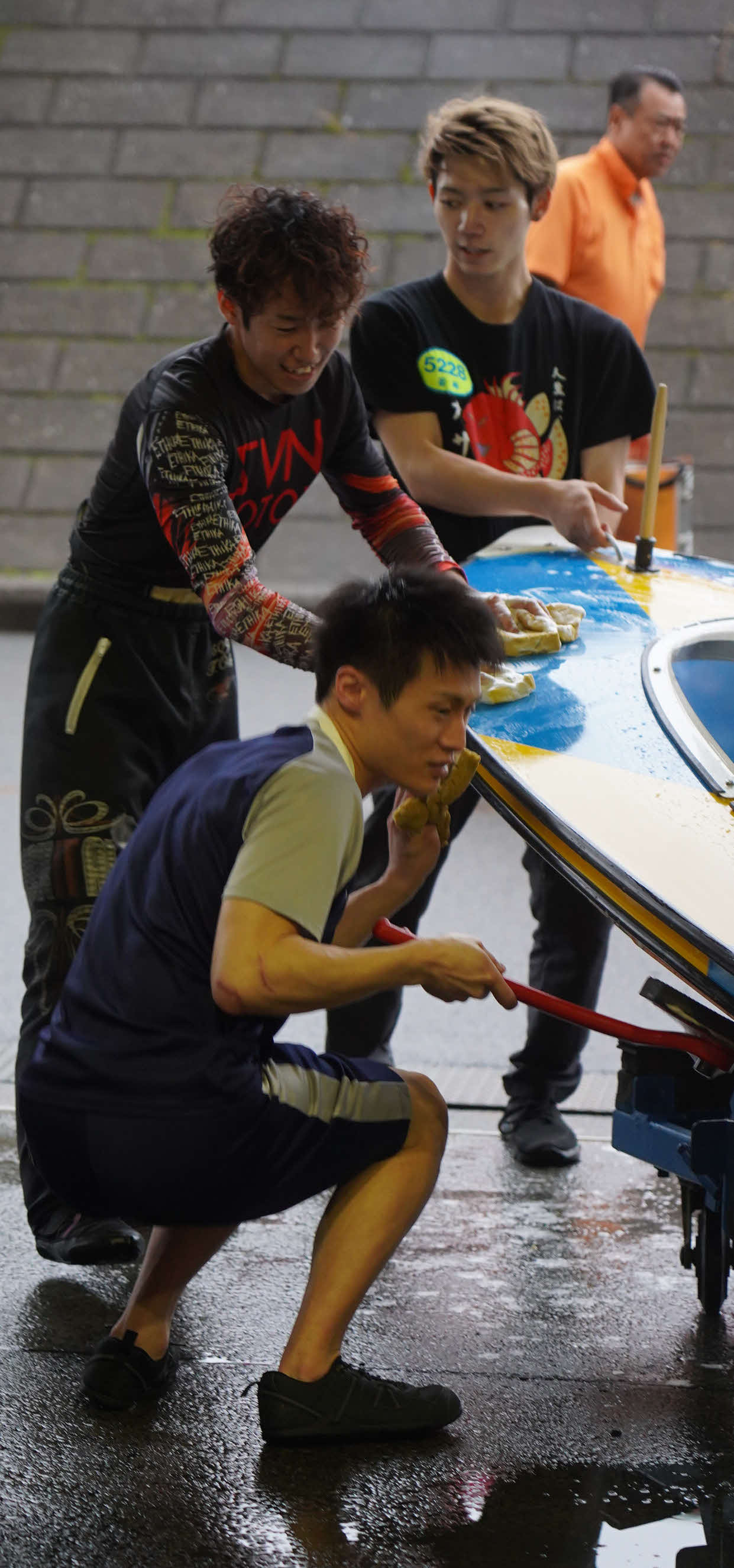 優出決めた小原聡将（中）は、佐藤大佑（下）、若林樹蘭（右）とともにボート洗浄