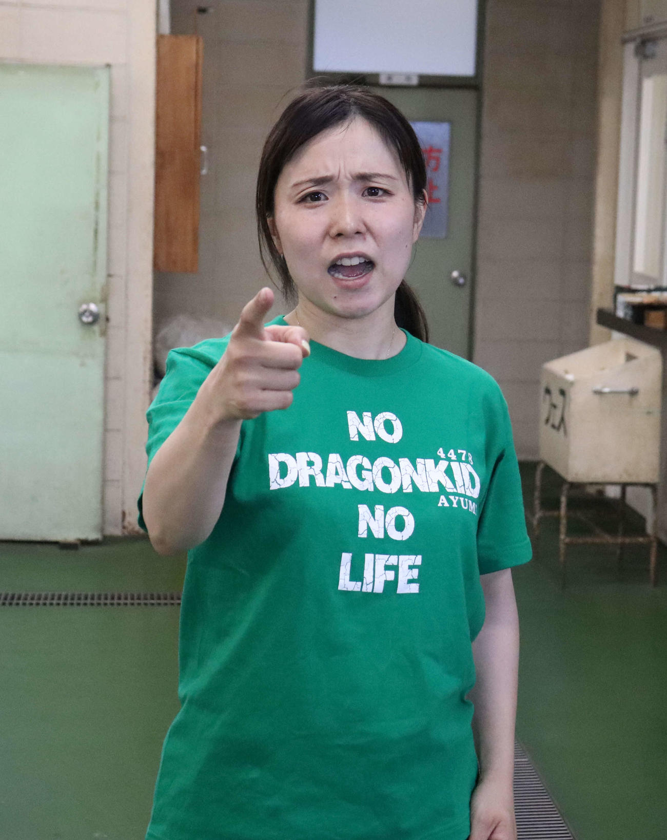 3日目9Rを制した桜本あゆみが「キタキタキタ～ッ！」と鷹木信悟のおなじみのポーズを決めた