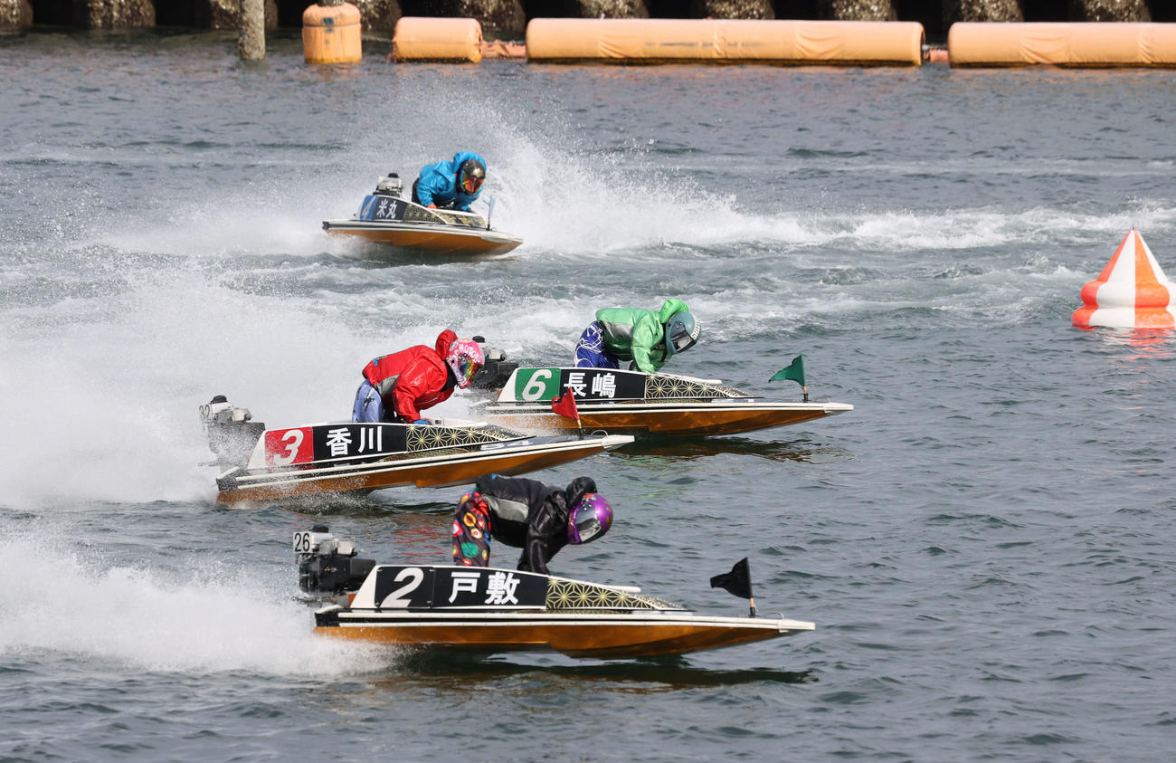 レディースオールスター5日目　準優勝戦11R1周2マーク　1着6番　長嶋万記 2着1番　実森美祐（撮影・加藤孝規）