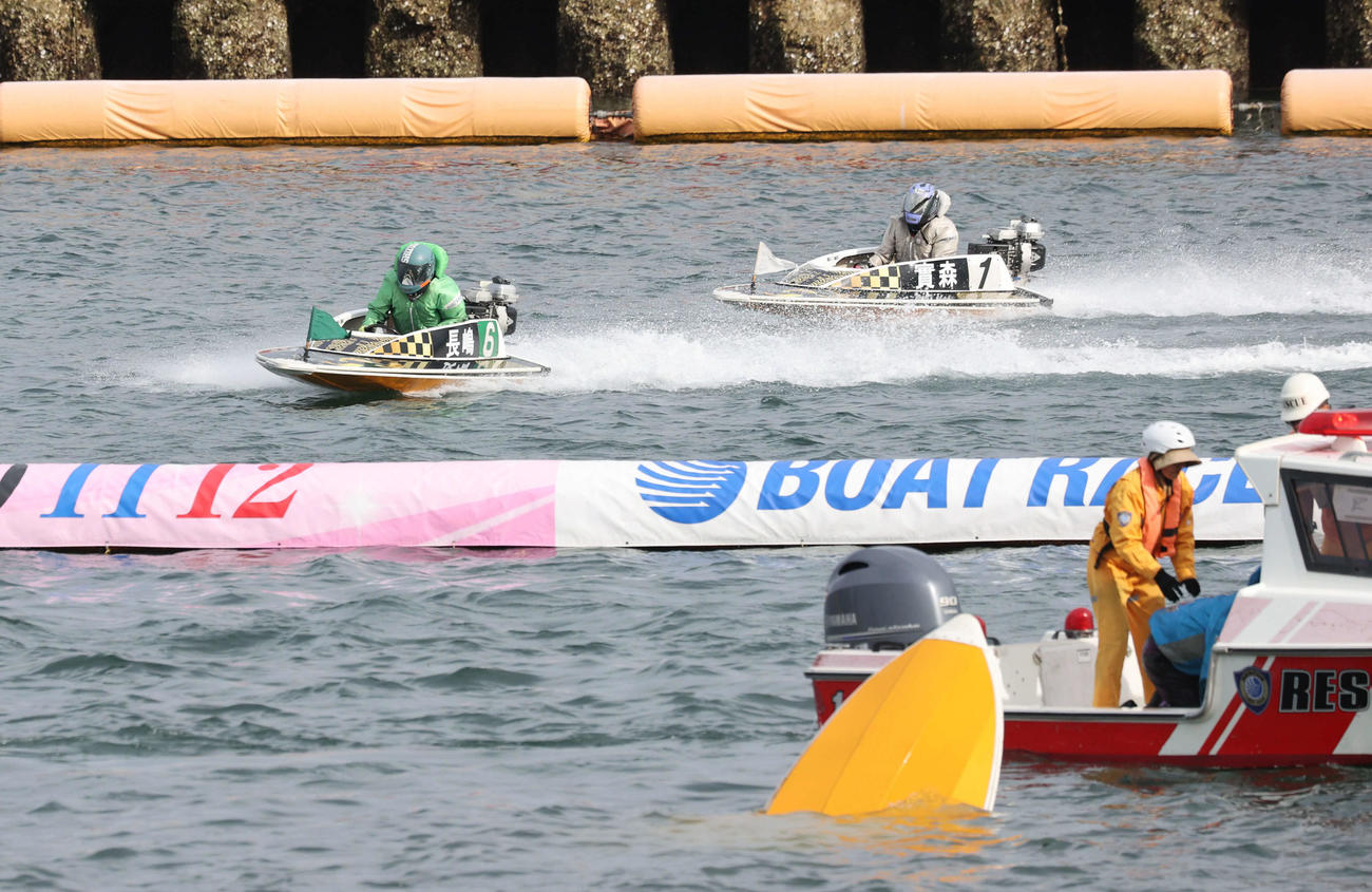 レディースオールスター5日目　準優勝戦11R2周2マーク　1着6番　長嶋万記 2着1番　実森美祐（撮影・加藤孝規）