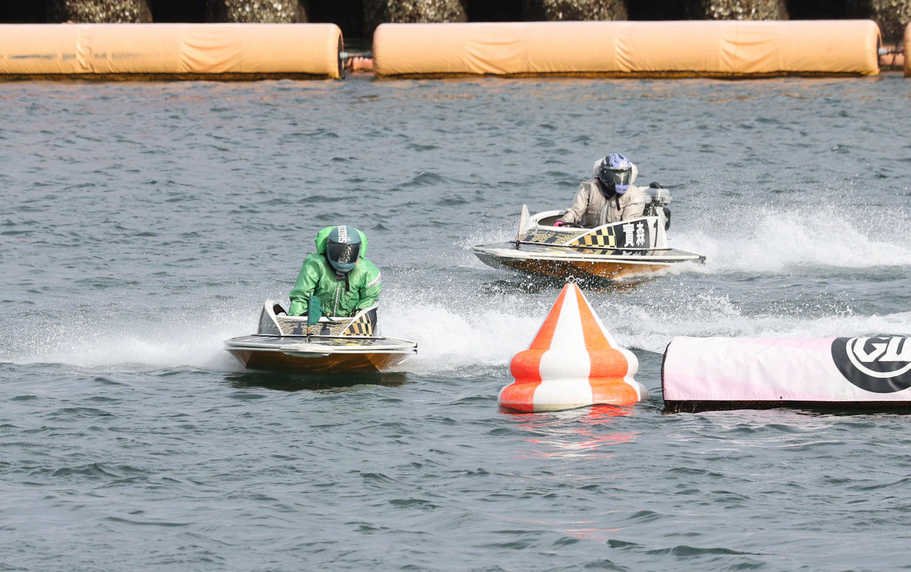 レディースオールスター5日目　準優勝戦11R2周2マーク　1着6番　長嶋万記 2着1番　実森美祐（撮影・加藤孝規）