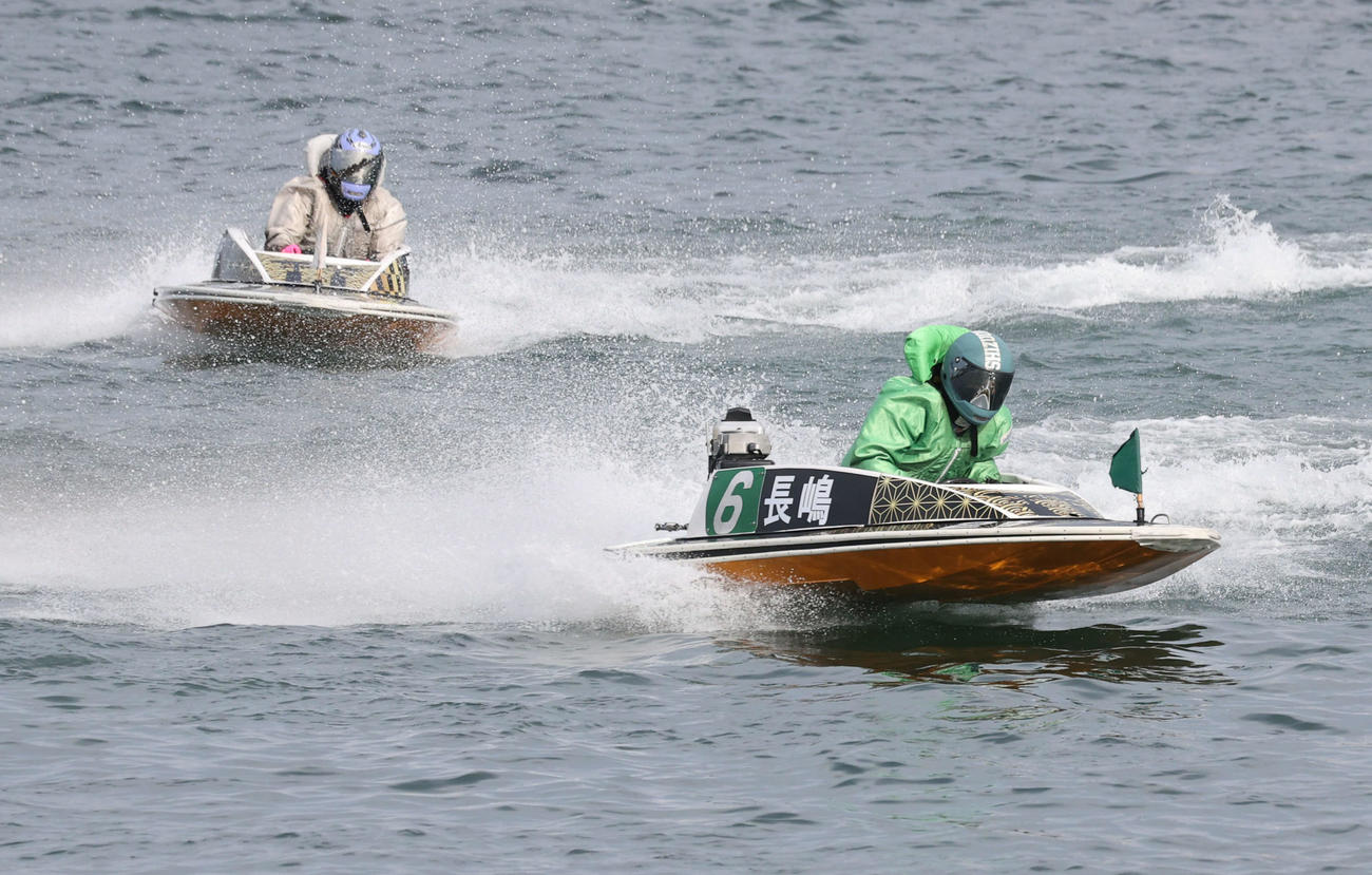 レディースオールスター5日目　準優勝戦11R2周2マーク　1着6番　長嶋万記 2着1番　実森美祐（撮影・加藤孝規）