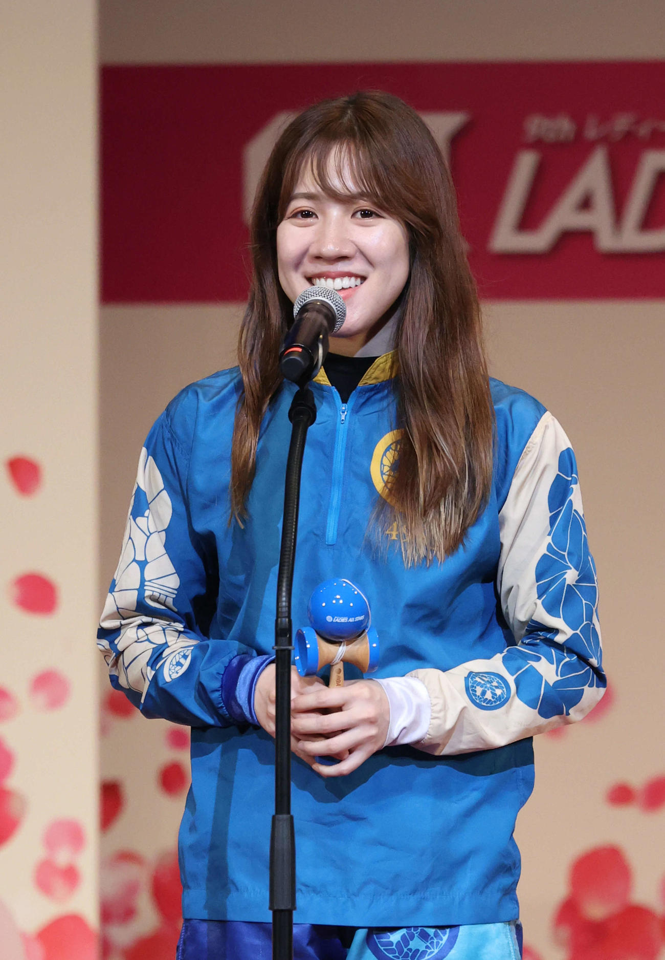 優出インタビューを受ける実森美祐（撮影・加藤孝規）