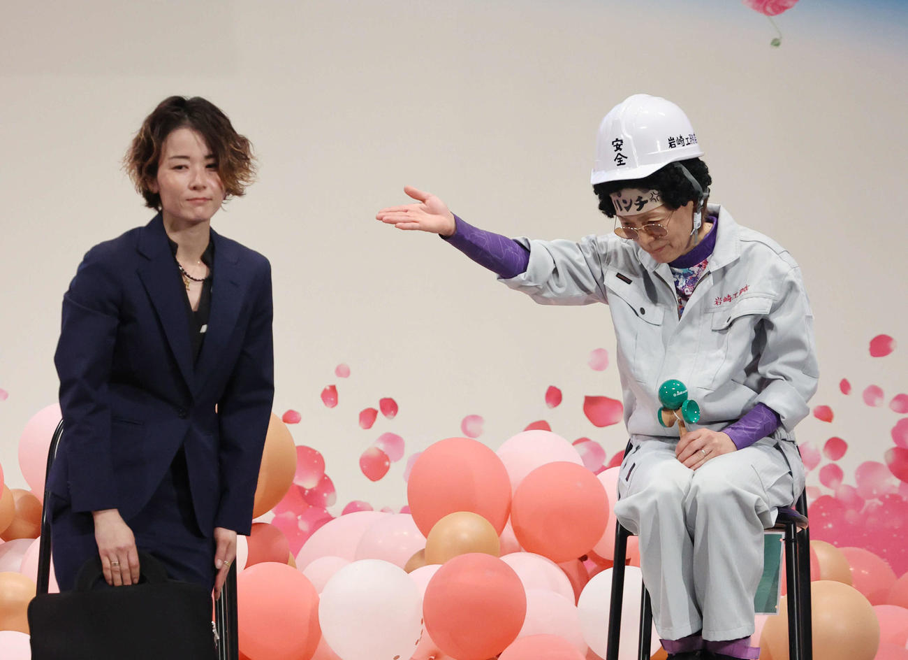 優出インタビューでの平高奈菜（左）と岩崎芳美（撮影・加藤孝規）