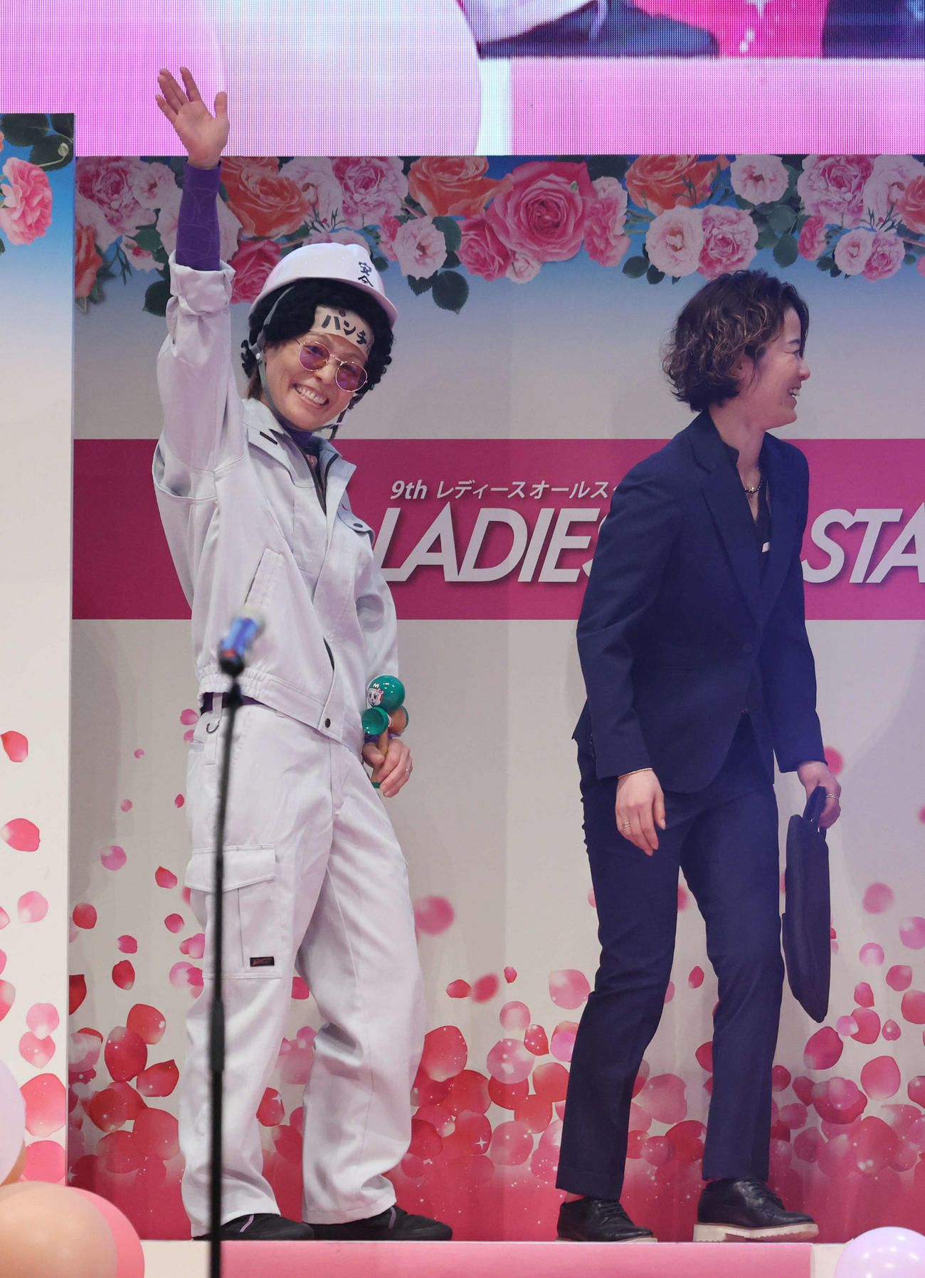 優出インタビューの会場を後にする平高奈菜（右）と岩崎芳美（撮影・加藤孝規）