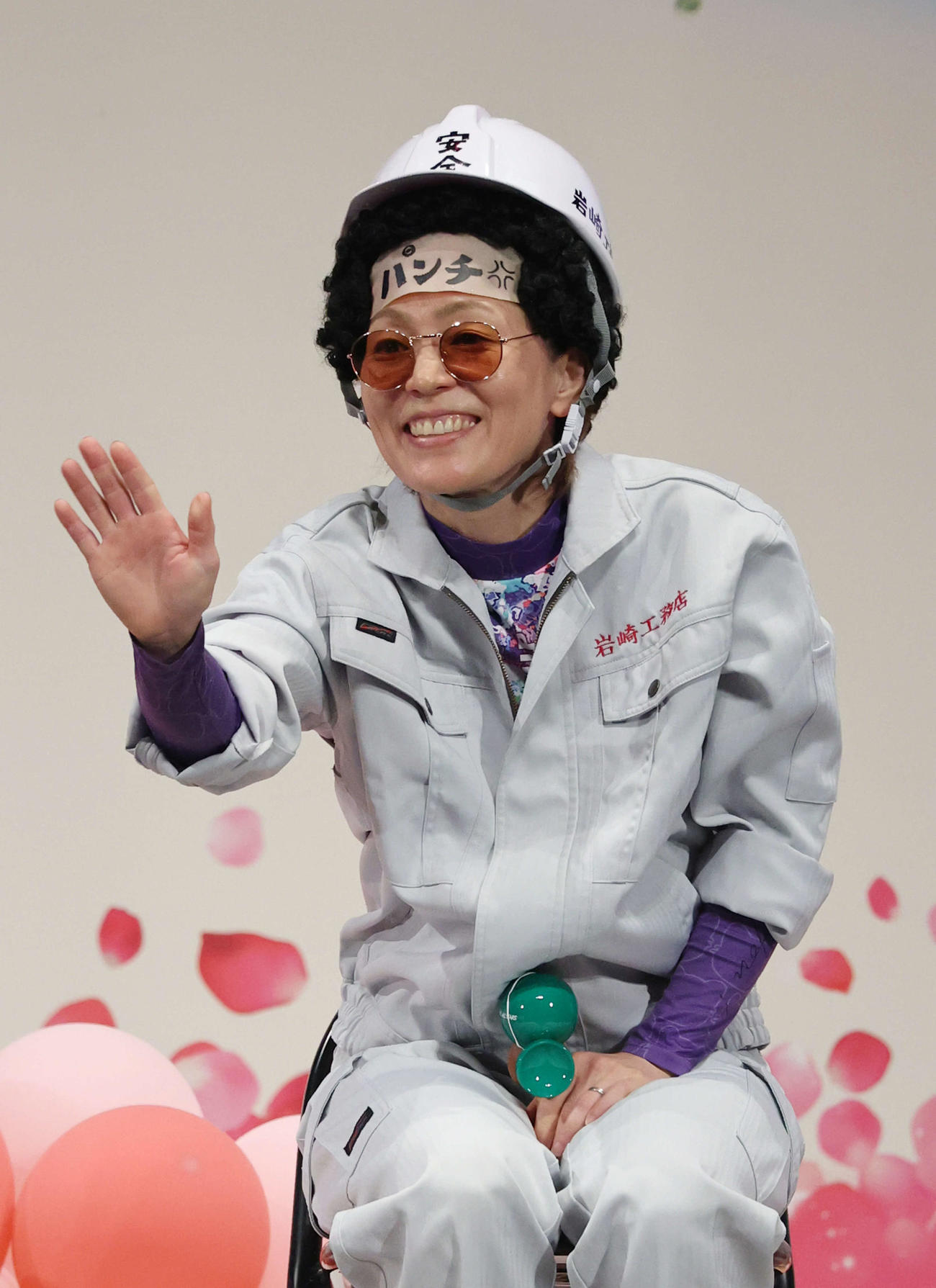 優出インタビューでファンに手を振る岩崎芳美（撮影・加藤孝規）