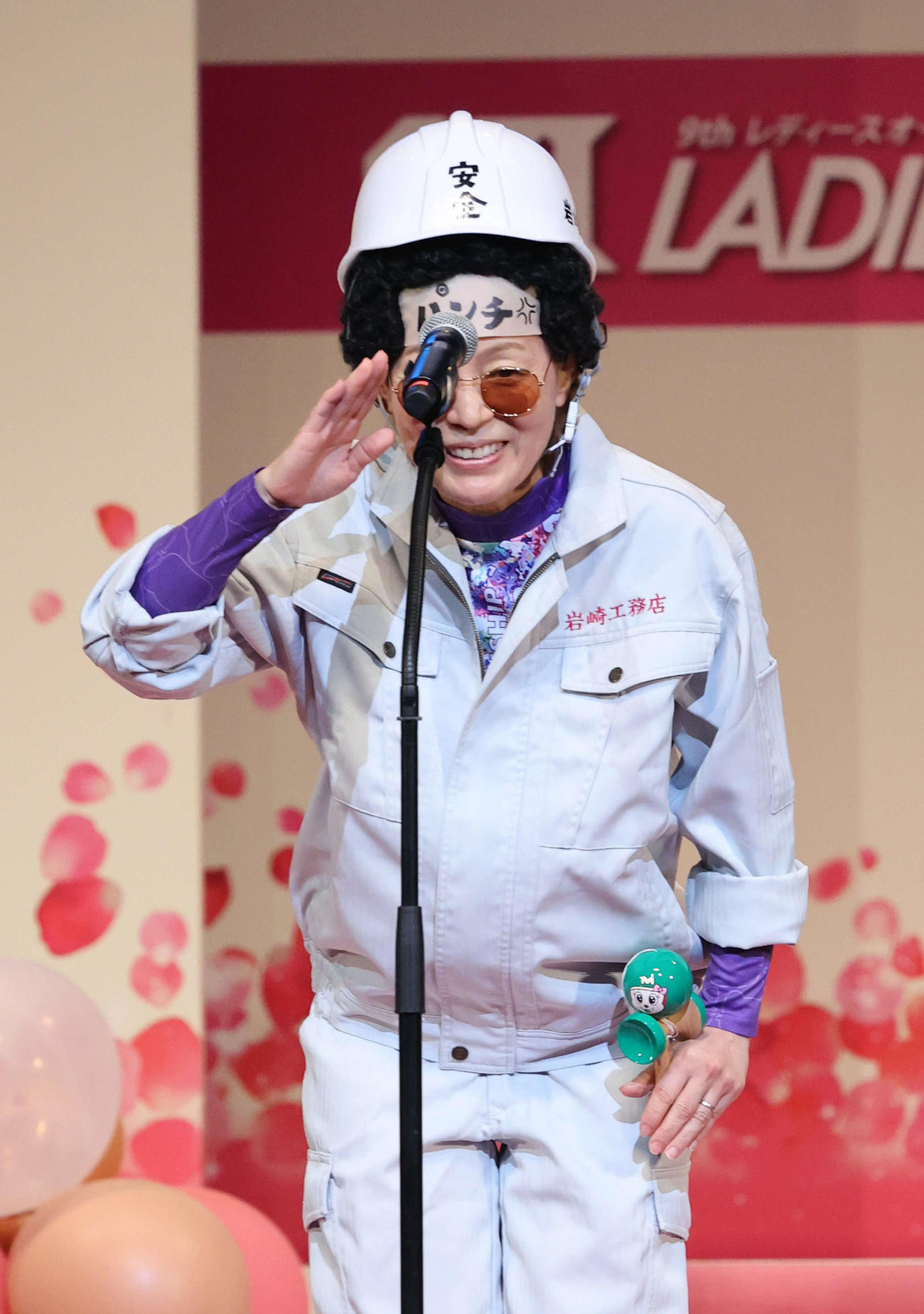 優出インタビューを受ける岩崎芳美（撮影・加藤孝規）