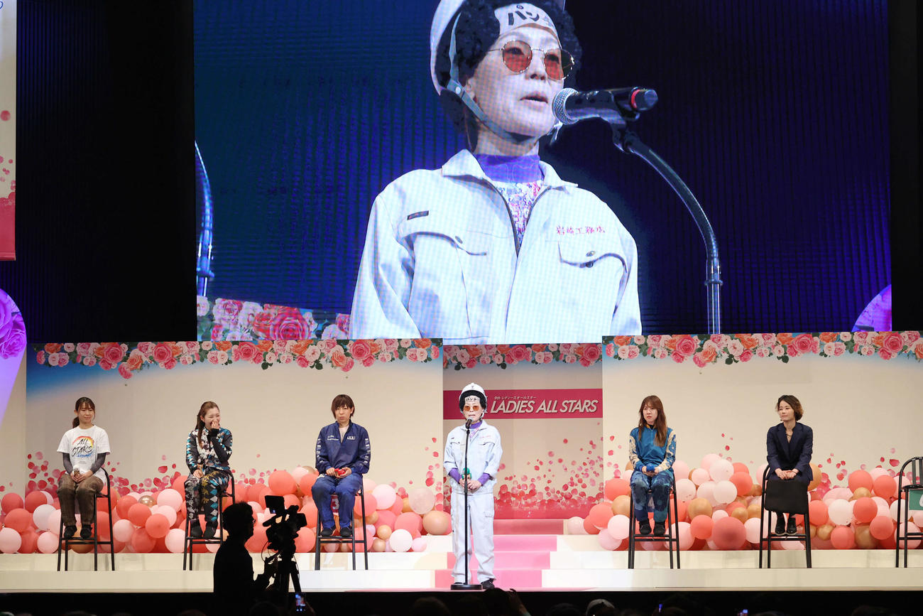 優出インタビューを受ける岩崎芳美（中央）と、左から守屋美穂、西橋奈未、長嶋万記、実森美祐、平高奈菜（撮影・加藤孝規）