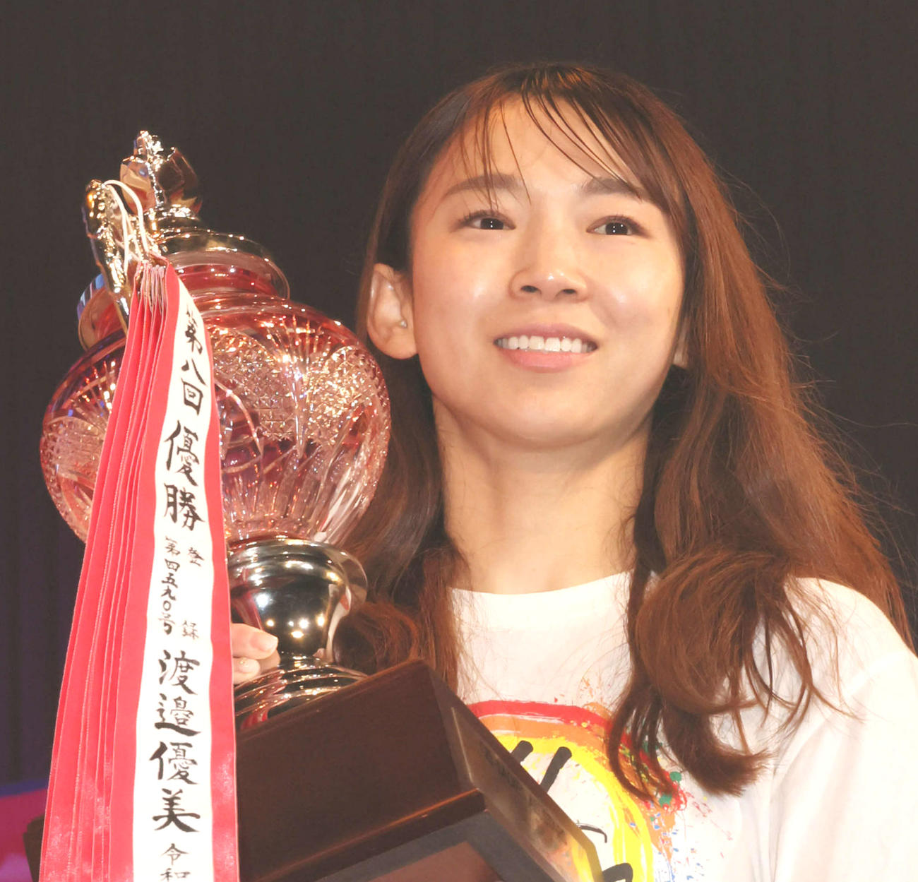 優勝カップを受け取り笑顔の守屋美穂