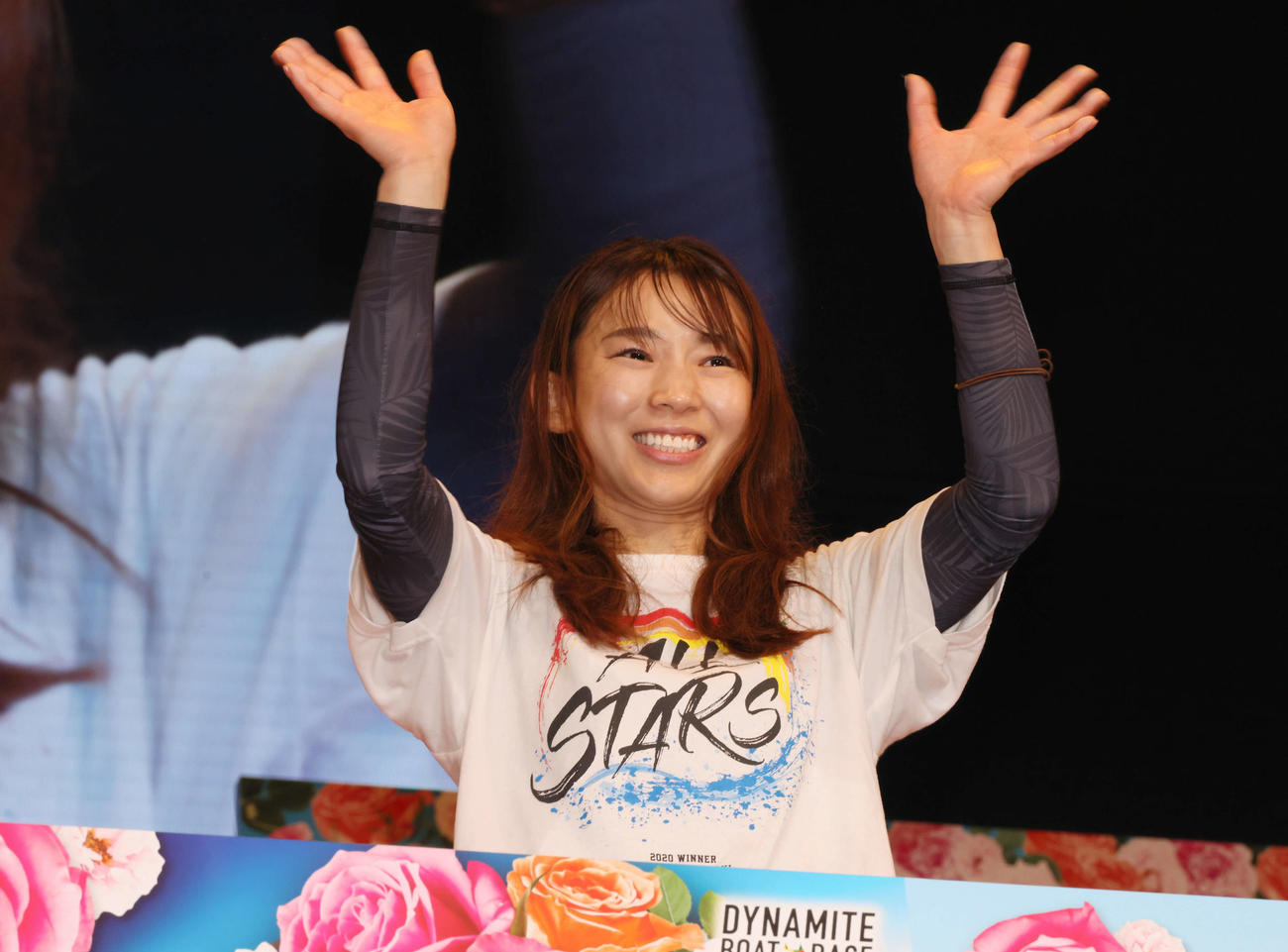 レディースオールスター6日目　優勝戦12R　表彰式でファンと喜びを分かち合う守屋美穂4482（撮影・加藤孝規）