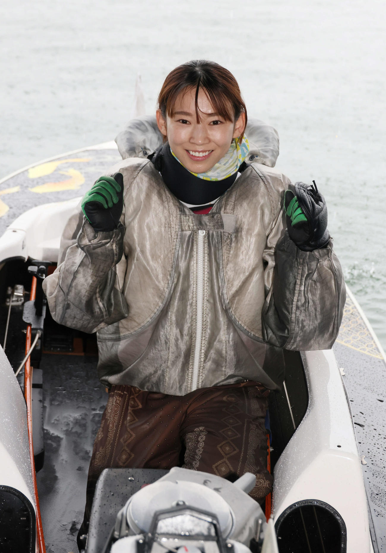 優勝してポーズを決める守屋美穂（撮影・加藤孝規）
