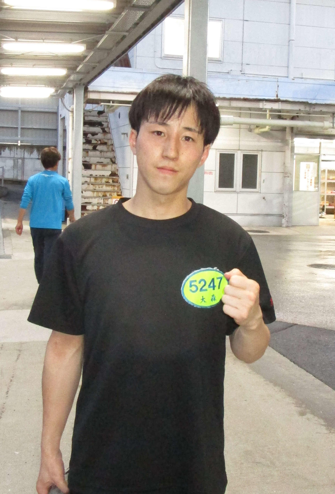 4コースからまくり差して2万円超えの高配当を演出し、ポーズを取る大森翼（撮影・安井雅彦）