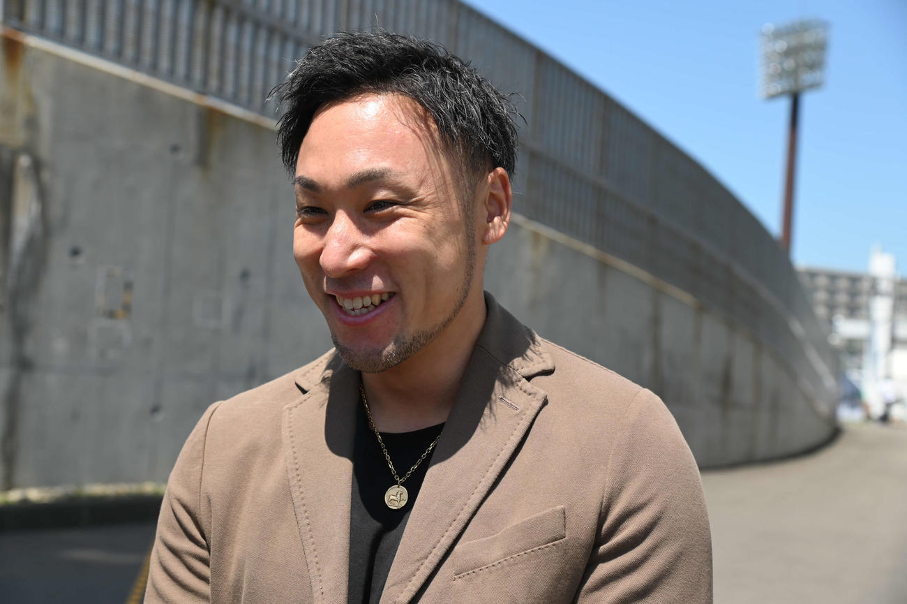 郡司浩平は笑顔を見せる