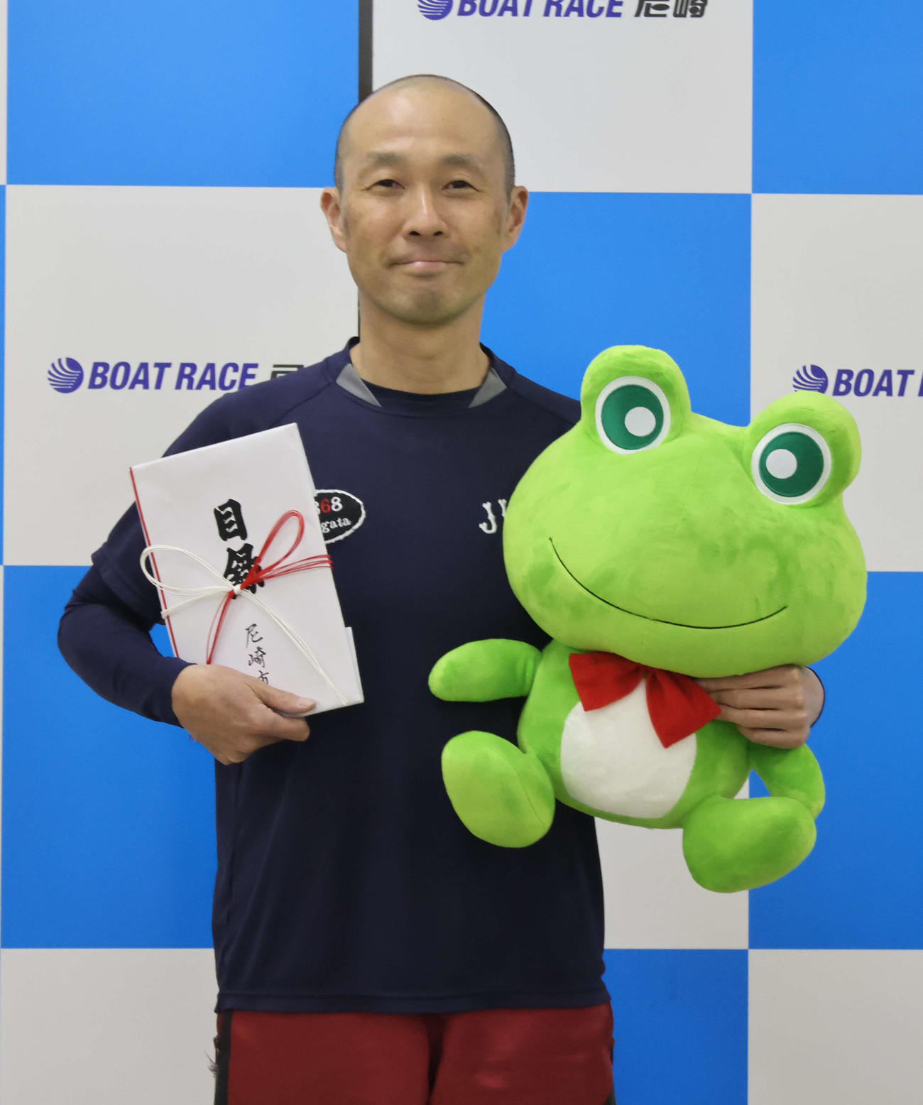 尾形栄治は初日2Rでデビュー通算1000勝を達成。2日目にセレモニーが行われ、尼崎市からセンプル君人形と金一封が贈呈された
