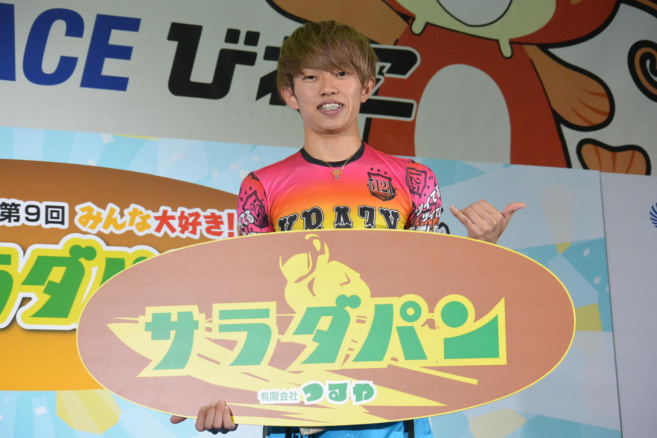 強豪を打ち破って優勝の定松勇樹が、笑顔でアロハポーズ