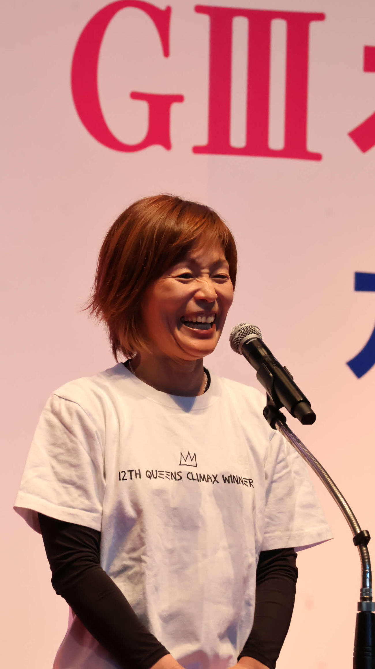 ドリームインタビューで満面の笑みを浮かべる岩崎芳美