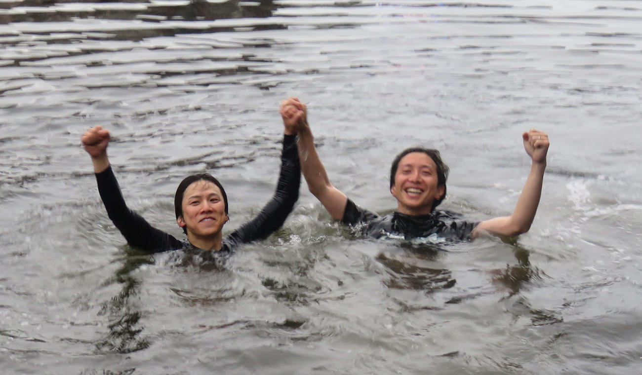 奈須啓太（左）は記念初Vの水神祭を受け、一緒にドボンした福岡の後輩・前田将太と笑顔のガッツポーズ