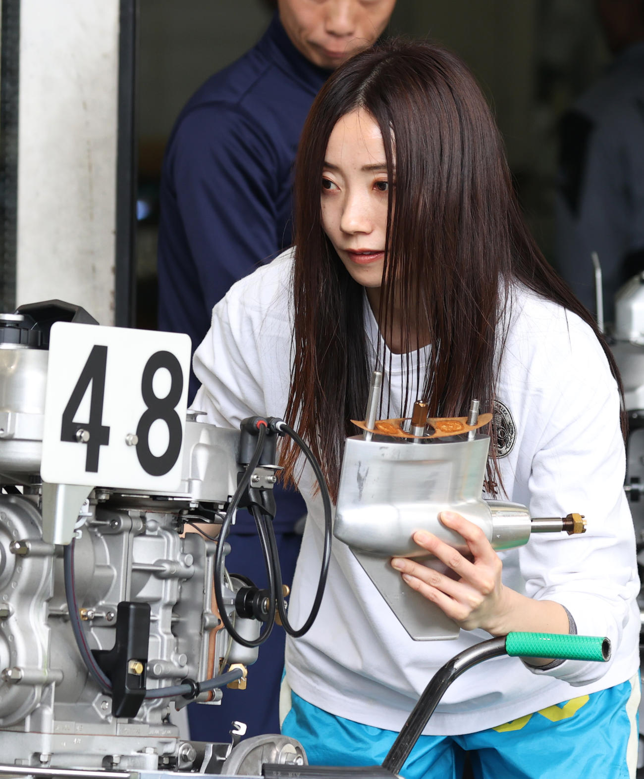 エンジンを運ぶ浜田亜理沙（撮影・柴田隆二）
