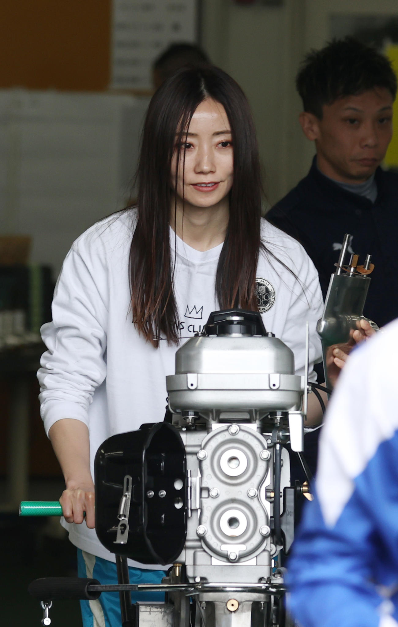 エンジンを運ぶ浜田亜理沙（撮影・柴田隆二）