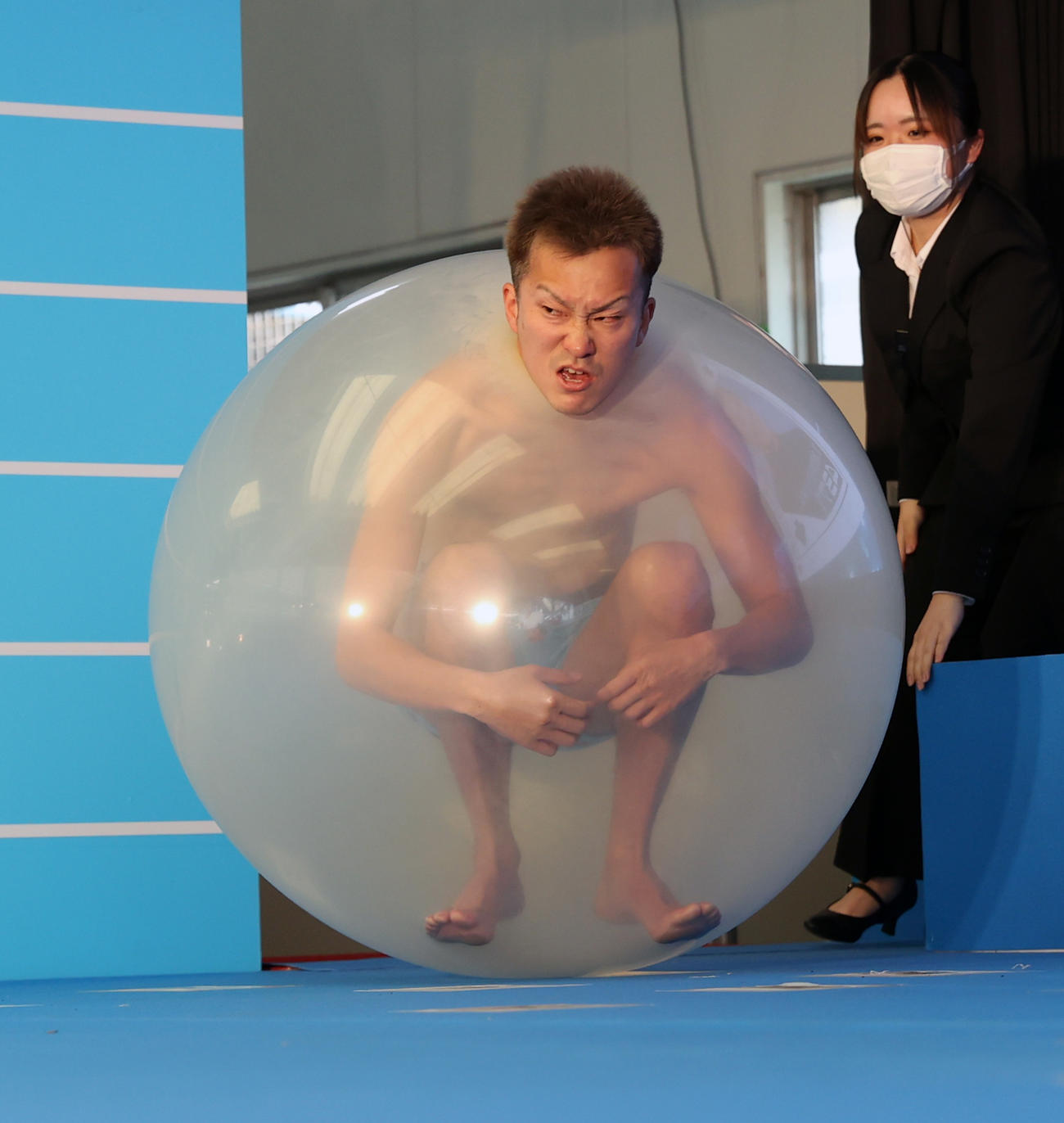 オープニングセレモニーでバルーンに入りパンツ姿で登場した西山貴浩（撮影・柴田隆二）