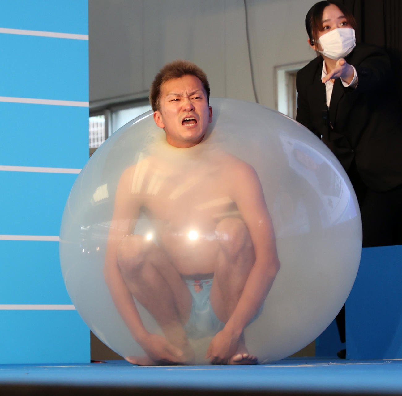オープニングセレモニーでバルーンに入りパンツ姿で登場した西山貴浩（撮影・柴田隆二）