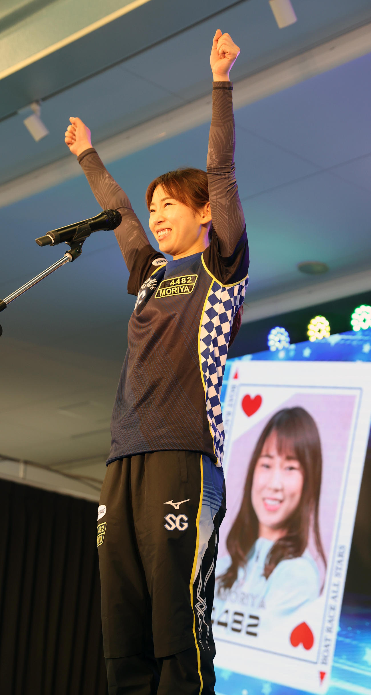 オープニングセレモニーでファンと一緒に「モリモリヤー！」と叫ぶ守屋美穂（撮影・柴田隆二）