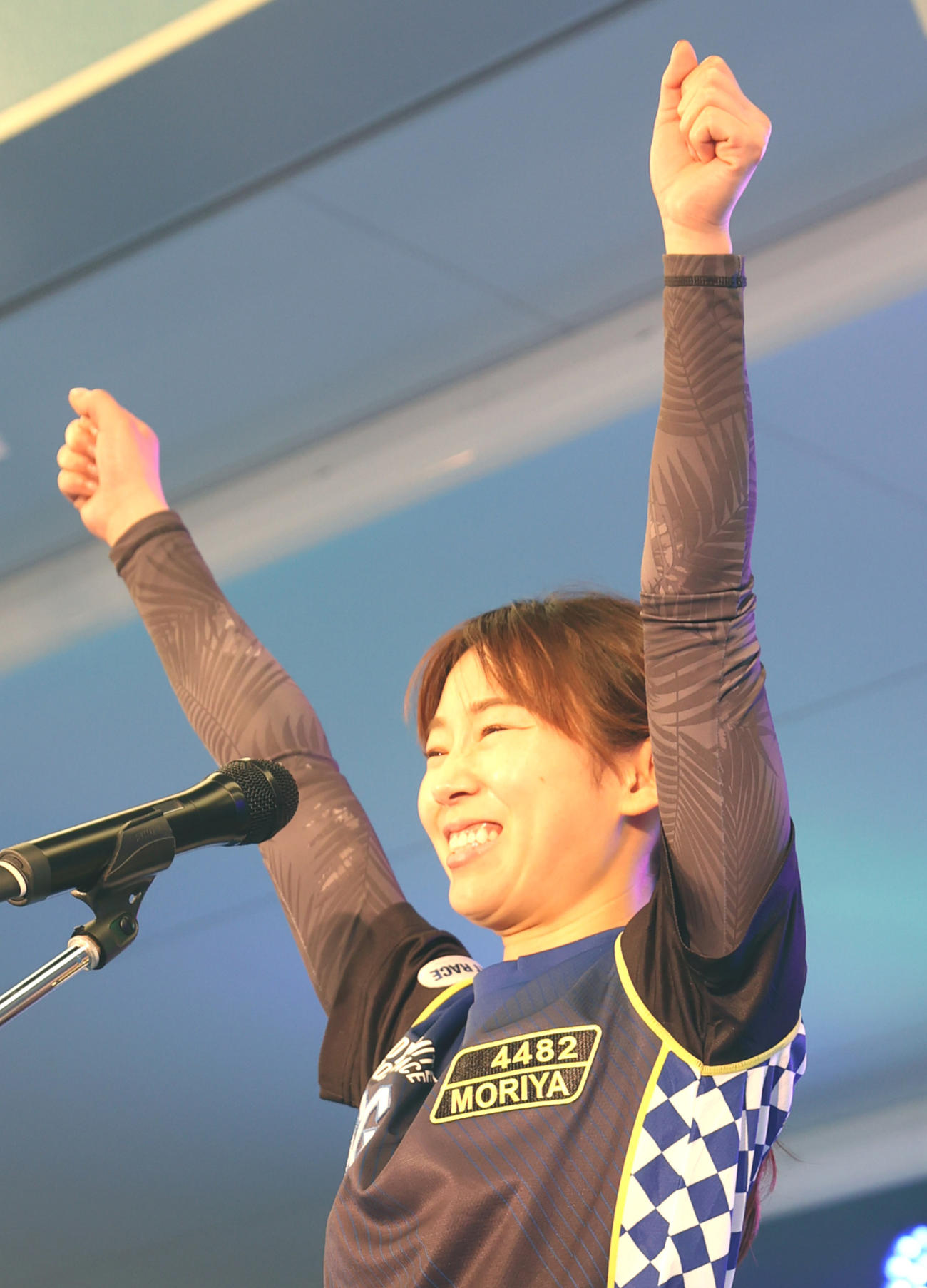 オープニングセレモニーでファンと一緒に「モリモリヤー！」と叫ぶ守屋美穂（撮影・柴田隆二）