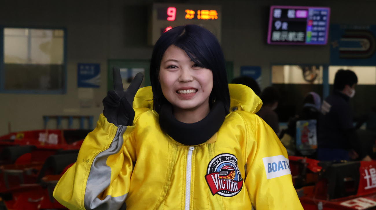 8R5コースからのまくり差しを決めた筒井美琴は待望の初勝利にピースサイン