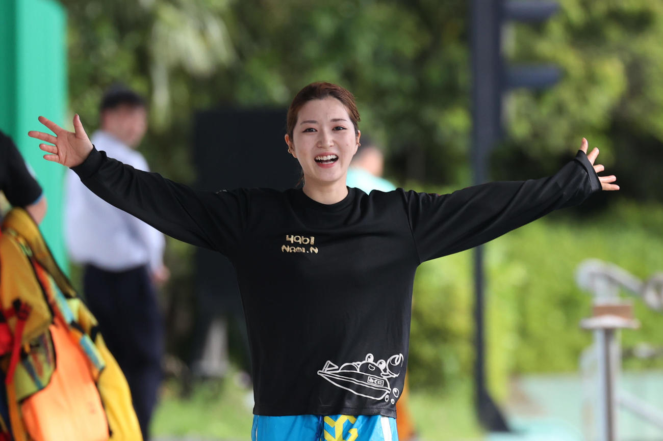 水神祭の後、カメラマンに向かってバンザイする西橋奈未（撮影・柴田隆二）