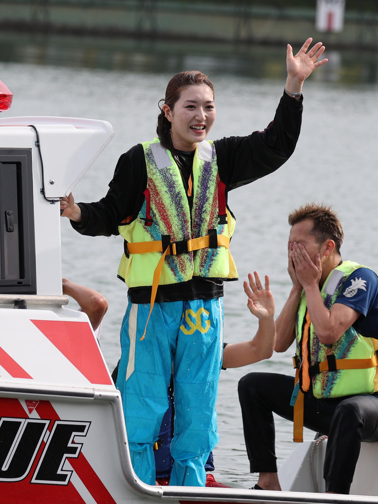 水神祭の後、ファンに手を振り引き揚げる西橋奈未（撮影・柴田隆二）