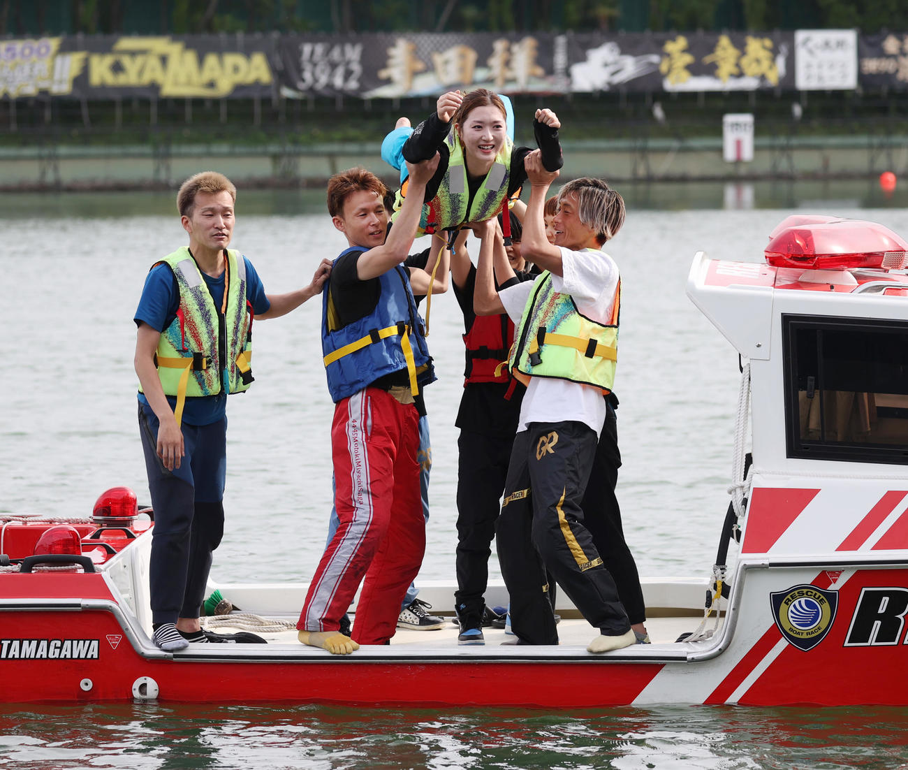 SG初勝利の西橋奈未は水神祭で、左から西山貴浩、宮地元輝、峰竜太から水面に投げられる（撮影・柴田隆二）