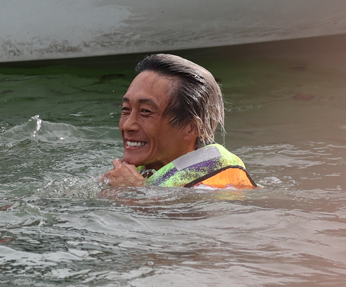 水神祭で西橋奈未と一緒に飛び込んだ峰竜太（撮影・柴田隆二）