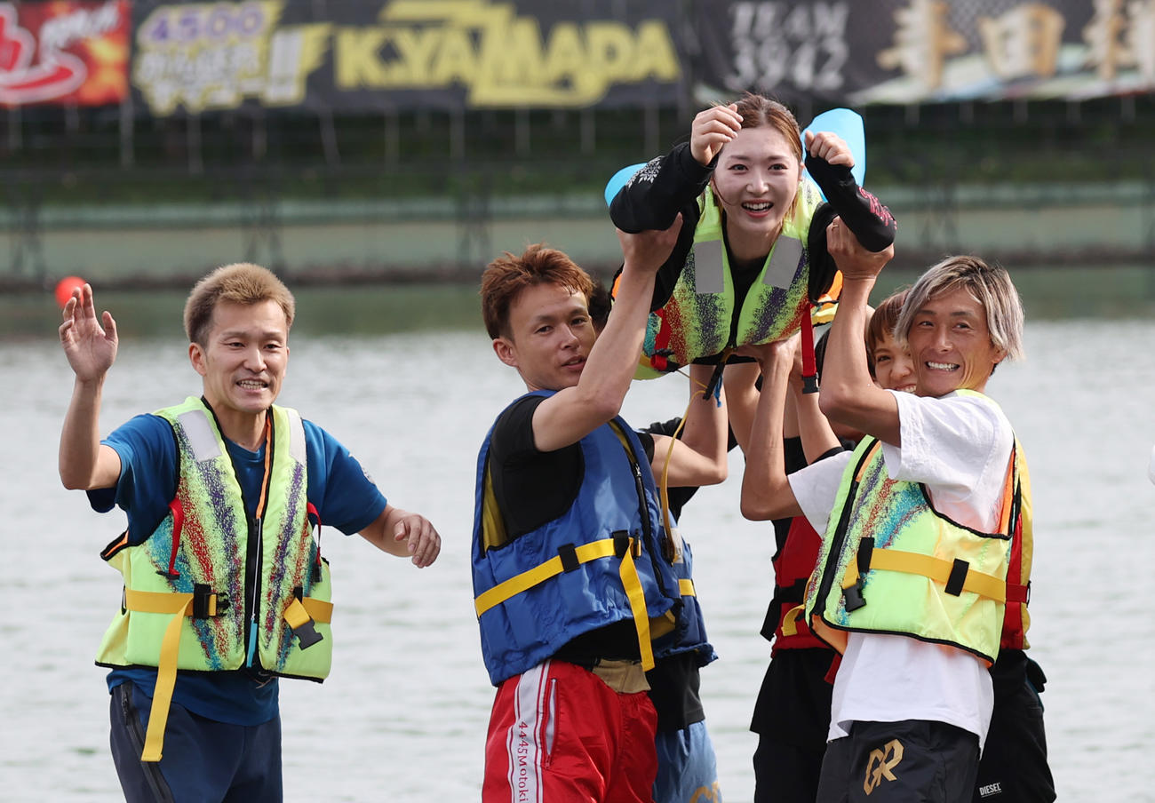 SG初勝利の西橋奈未は水神祭で、左から西山貴浩、宮地元輝、峰竜太から水面に投げられる（撮影・柴田隆二）